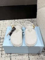 顶级版本 prada普拉达 25 新款 包头 勃肯 凉鞋 专柜一上就断货的节奏 超级多的网红时尚博主种草 上脚真的太舒服了，细腻舒适又不单调！各大网红明星都有上