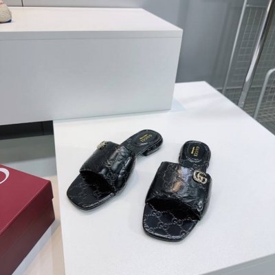 高品质出厂 ！顶级品质Gucci古驰25春夏压纹双G平跟简易拖鞋！ 作为G家设计传承的杰出代表，鞋面经典双G五金扣点缀生动彰显经典优雅格调。整个鞋面采用压印标志