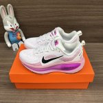 顶级版本Nike Vomero 18 舒适百搭防滑耐磨 低帮 休闲跑步鞋 女款 白粉色 全套得物包装：毒卡 毒扣 棉袜 毒盒。 码数:36-40码！