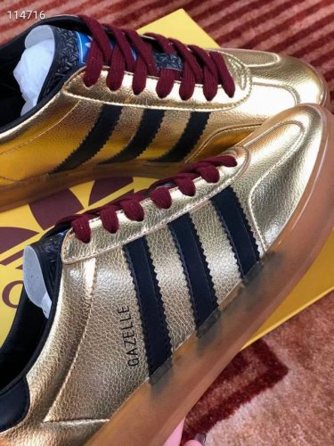 重磅联名 Adidas｜GUCCI三叶草logo与标志性三条杆为设计元素将其与独属于的GUCCI 双方选择adidas originals经典鞋型 Gazall