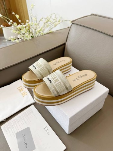 橙子出厂价p dior 迪奥新款 字母刺绣厚底拖鞋 休闲凉拖 一字拖 圆头增高木底一字凉拖刺绣字母Logo厚底拖鞋 高度适中超美 上脚不仅舒适还很惊艳 厚底 5