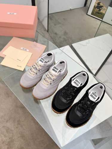P340 Miu缪缪-高定 2025春夏火爆款，新款上市运动女鞋厚底防滑复古休闲鞋，上脚舒适轻松，随意搭配，筒约高级， 面料:原版牛反绒+尼龙羽绒布料，防水防臭
