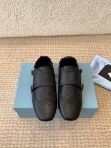 半拖 单鞋Prada 25ss 普拉达走秀款复古 双扣 半拖鞋单鞋 乐福鞋爆款！走秀款 复古感时髦满满 随意百搭 时尚休闲 独到味道人人都爱也轻松驾驭 每年都会