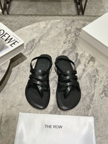 the row 真皮极简百搭平底凉鞋鞋脚真的是史上我穿过最最舒服的款式太柔软啦！磨脚星人一定要收了它 有一丢高级又简约的感觉其实除了好看以外它的舒适度真的是好穿