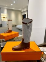 价格： Hermes 高级辣妹kelly Jumping骑士靴顶级牛品匠心好货经典再现拒绝不了的款式谁穿都好看 优雅风格，创造不一样的感觉！它是你鞋柜里不可缺少