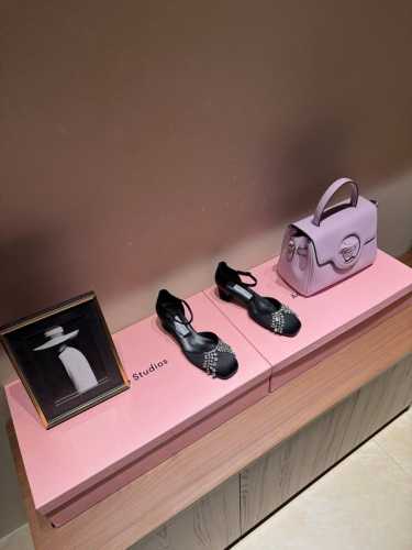 Jimmy Choo｜周仰杰25Ss早春新品水钻粗跟中空凉鞋 Jc家永恒经典之作 简约设计 满满的少女风 既摩登又复古的味道 鞋面采用原版定制真丝 内里进口混种