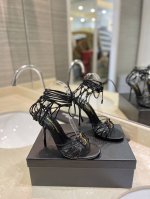 出厂价 Saint Laurent 圣罗兰 夏日清凉爆款，闪亮登场！ 原版开模字母扣 意大利真皮大底。 跟高:10.5Cm 颜色:黑色，杏色，棕色 Size:3
