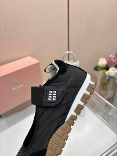 实价不让利 Miumiu 缪缪2025早春新品科技面料和绒 面小牛皮轮胎运动鞋魔术贴款凉鞋 该轮胎纹底结合了优雅和运动功能 动态 柔韧且耐用的橡胶鞋底让人想起轮