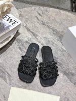 loewe新款拖鞋 简约设计感觉更干净优雅 让你念念不忘颜色也很耐看漂亮，随便穿搭就可以很高级 鞋面：原版开模牛皮面 内里：绵羊皮 大底：注塑真皮大底 Size