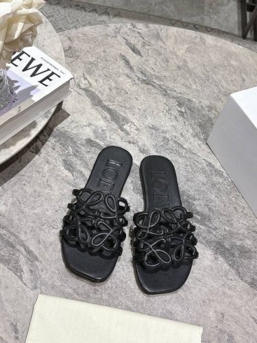 loewe新款拖鞋 简约设计感觉更干净优雅 让你念念不忘颜色也很耐看漂亮，随便穿搭就可以很高级 鞋面：原版开模牛皮面 内里：绵羊皮 大底：注塑真皮大底 Size