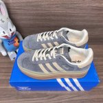 顶级版本Adidas Originals Gazelle 舒适潮流厚底 耐磨防滑增高低帮灰棕板鞋。 货号: Ie0428 包装:全套得物配件毒盒配纯棉袜子一副。