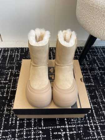 代购级 UGG.皮毛一体雪地靴 看多了经典款 需要一些点缀 今年特别爱毛线编织 成为寒冬流行穿搭的主流趋势 漫长的冬日还有什么比舒适度保暖更渴求呢 Size：# - 点击图像关闭