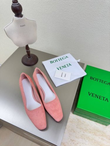 原版复刻 马毛单鞋 Bottega Venet* 跟高 4.5Cm 对标对版 五金原版一致 请对比官图 原版马毛材质 对版 一致 原版一比一做法 跟型 粉色 当
