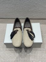 p半拖 P单鞋 Brunello Cucinelli 新款草编织Bc平底半拖 单鞋 Bc很有品味！配上一双袜子穿也很不错，搭配牛仔裤穿也好看！ 作为女性最爱的品