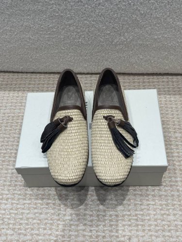 p半拖 P单鞋 Brunello Cucinelli 新款草编织Bc平底半拖 单鞋 Bc很有品味！配上一双袜子穿也很不错，搭配牛仔裤穿也好看！ 作为女性最爱的品