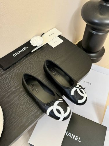 小香新品 蝴蝶结芭蕾舞鞋 原版1:1复刻 经典中的经典 无论搭配裤装还是裙装都是完美 小圆头的设计很好的修饰脚型 小仙女们必备 鞋面采用进口羊皮 内里顶级混种羊