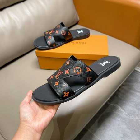 工厂P价 官网原版1：1 Lv 凉拖取材 Monogram 粒面牛皮革，呈现品牌 Monogram 帆布的考究观感。鞋面以彼此交错的 L 和 V 字母彰显闲雅格 - 点击图像关闭