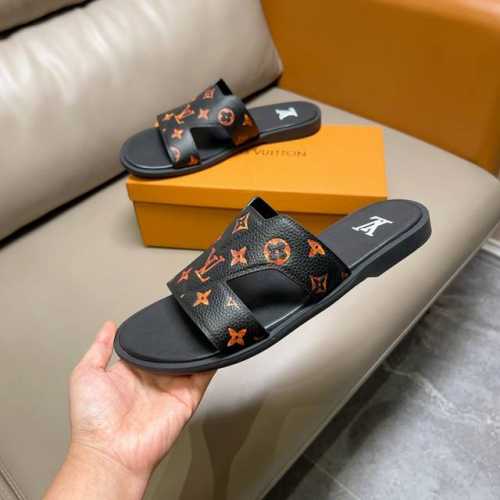 工厂P价 官网原版1：1 Lv 凉拖取材 Monogram 粒面牛皮革，呈现品牌 Monogram 帆布的考究观感。鞋面以彼此交错的 L 和 V 字母彰显闲雅格
