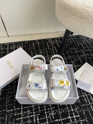 代购级Dior 迪奥夏季爆款魔术贴一字带重工刺绣平底凉鞋 Go原版复刻 高端定制 超耐看超百搭款 上脚非常舒适 超好穿 比香奶奶款还香 鞋面：原版开模布料 五金