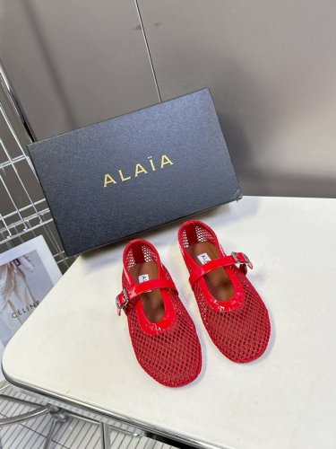 Alaia阿莱亚经典走秀款平底网面芭蕾舞鞋 风靡全球超火的平底鞋 超多明星时尚博主种草 当下最火的单品 甜酷芭蕾风 人气超高的一款芭蕾舞鞋 浪漫又迷人 舒适百搭