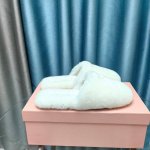 MIUMIU经典秋冬字母毛毛拖鞋 这季节美鞋太多这款毛拖 真的是让我无法自拔真太可爱了～ 大底我们选用的是与原版一样的TPU材质 底片耐磨防滑！！ 码数：35-