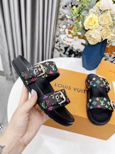 louis Vuitton 春夏新款拖鞋皮带扣子可调松紧的设计 满满的沙滩风情 原版开模Lv金属Logo装饰 既时尚又美观超级百搭 鞋面 电诱 Ogo 定制进口