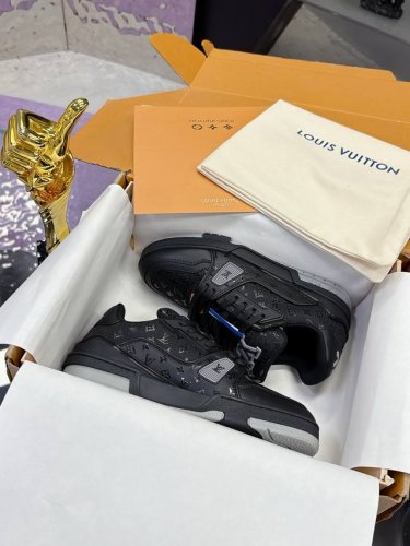 工厂p价p： 2025开春版 出货 专柜同步 Louis Vuitton 驴家的爆款！Trainer板鞋，每个人都必须入的款，绝不后悔！ 超级百搭高级！什么衣服