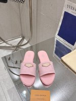 顶级版本 单宁布拖鞋系列 Lily平底凉拖以标志性 Monogram 丹宁布构筑闲雅设计，为 宽幅鞋面融入路易威登标识压纹皮革标签和耀目饰钉，与皮 具系列异曲同