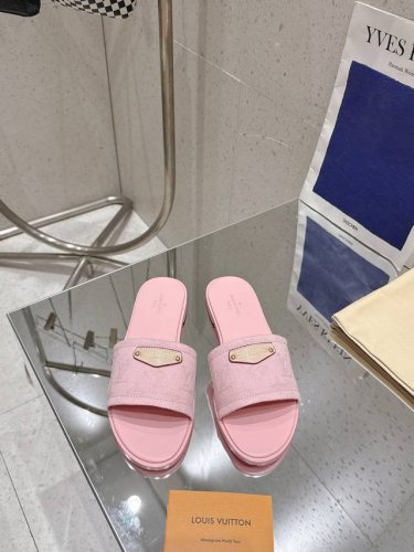顶级版本 单宁布拖鞋系列 Lily平底凉拖以标志性 Monogram 丹宁布构筑闲雅设计，为 宽幅鞋面融入路易威登标识压纹皮革标签和耀目饰钉，与皮 具系列异曲同