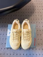 顶级品质 marnix Hoka联名款泡芙面包运动鞋 marni与 Hoka 携手推出的全新联名合作款 Bondib3 将时尚与运动完美结合 这款鞋不仅在设计上