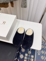 高品质出厂 The Row 24ss 秋冬新款复古大头包头拖 勃肯羊毛拖 第一眼看到这个鞋子感觉不起眼，没有过多的装饰很简单 但带有点复古味呆萌可爱随意搭配都好
