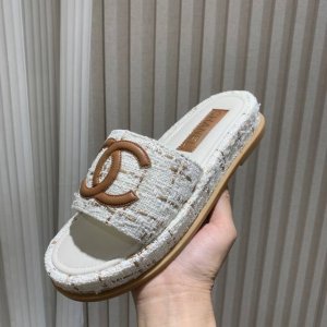 chane～* 25Ss春夏新款懒人厚底拖鞋凉鞋 一秒入夏重工极品宽带菱格蜜儿真皮双C一字拖，小香C家2025P早春度假系列，软糯糯的厚底搭配上小麦穗编制Log