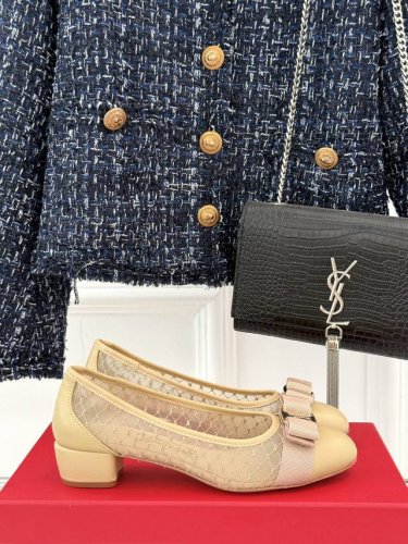 厂价 ferragamo 菲拉格慕25Aw新品 蝴蝶结网纱粗跟单鞋 气质优雅 烂漫又随性的意式风情 上脚舒适又贼好看 时髦精博主们都在争着穿 鞋面采用原版定材质