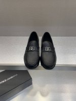 D&G 牛皮莫卡辛鞋男款乐福鞋 点缀Dg五金铭牌，采用进口小牛皮制成，复古与亮泽质感相得益彰，释放迷人色调勾勒自信姿态。 进口小牛皮+牛皮内里+意大利真皮大底