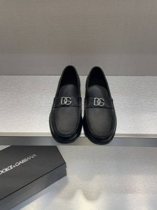 D&G 牛皮莫卡辛鞋男款乐福鞋 点缀Dg五金铭牌，采用进口小牛皮制成，复古与亮泽质感相得益彰，释放迷人色调勾勒自信姿态。 进口小牛皮+牛皮内里+意大利真皮大底