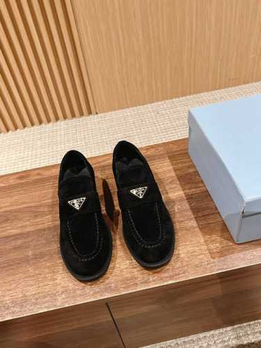 普拉达秋冬季新品 美拉德高级感 新款一脚蹬乐福鞋 真的是经典顶奢潮流风范，演绎都市精英 设计彰显功能性与科技感新颖压花橡胶三角形徽标 展现品牌标志性元素难得的防