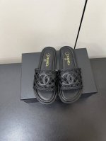 Chanel香奈儿25新款镂空编织拖鞋 夏日气息满满,羊皮面透气舒适！！也太好看了吧，对脚的包容性很强，搭配也超级百搭 鞋面采用进口小羊皮，原版进口羊皮内里，原