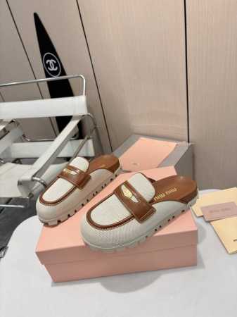 P300 被追问无数次的Miumiu包头半拖 终于让我挖到了 家人们谁懂啊！Miumiu今年放大招，这双包头半拖一整个美出新高度，时尚精的Dna狠狠动了！ 进口 - 点击图像关闭