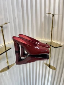 prad* 普拉达 25ss早春新款 绝美方头高跟方跟粗跟凉鞋后空单鞋。时尚界久违的极简之美 经典时尚配色 毫不费力的优雅风来袭 时髦 精致 绝美 方头开边珠外