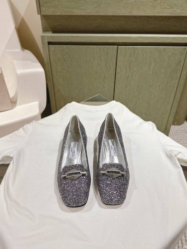 Jimmy Choo 小羊皮单鞋上新 超赞周仰杰24春夏系列 重逢惊艳 优雅邂逅 碰撞之美 时尚国外博主同款街拍推荐 造型大胆别致满分街拍 小羊皮鞋面 搭配真皮