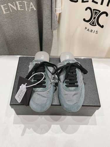 高版本出厂 半托 Prada*普拉达P家25ssfw～new新款绑带休闲鞋，低调奢华懒人鞋，富人的不二选择！软胶底素有踩云感之称～舒适度百分百细腻反绒皮鞋面，鞋
