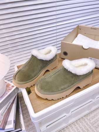 出厂价 UGG新款克罗格，1162510 厚底坡跟拖鞋雪地靴，独特的设计，懒人的最爱，面料，牛磨砂，内里羊皮毛一体， 跟高5.08cm，拉长腿部线条 ，女生必备 - 点击图像关闭