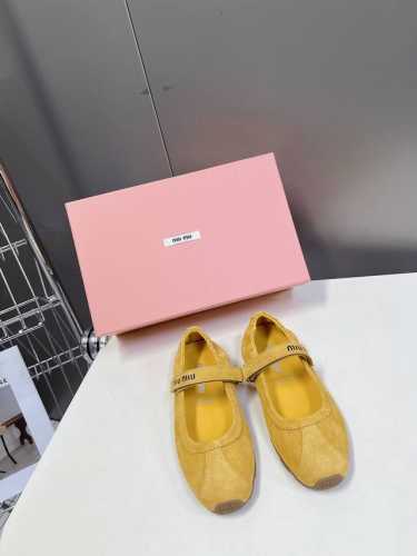 Miumiu缪缪春夏最新走秀款玛丽珍休闲鞋 运动小白鞋 国内外博主刷爆的一款，小红书种草系列，复古又时髦上脚美炸了 简约的运动板鞋设计，极具辨识度的鞋舌，打造佛