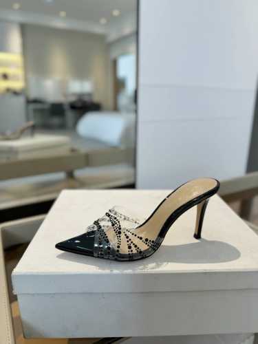 {半拖烫钻} 吉安维托 罗西 Gianvito rossi Eiko Stiletto，轻松移动。这款 Gianvito Rossi 拖鞋采用配有精致的烫钻，可