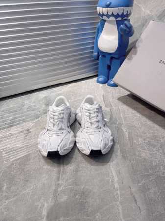 出厂510巴黎世家最新款 *大底纯原版本 运动鞋强势出货 重工打造 所有配件均通过定做出产正品裁片 正确字体电绣 粗细、位置、大小正确 侧边Tpu 透气孔匹配意 - 点击图像关闭
