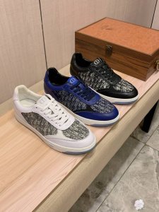 新款: 厂价 迪奥Dior* 最新爆款休闲鞋，顶端品牌奢侈～代购，顶级～质量。鞋面選用进口透气牛皮搭配布材质透气羊皮垫脚 精细做工。原版个性时尚柔软橡膠耐磨防滑