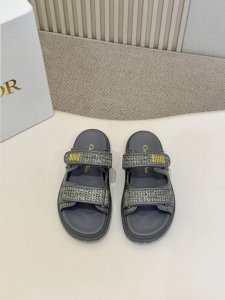热卖价 Dior经典款凉鞋 这款混种羊皮 Dioract 凉鞋款式时尚。搭配贴合脚型的内底，采用格外轻盈、舒适的皮革制作。鞋面饰带采用魔术贴开合，搭配金色饰面金