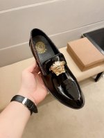范思哲官方原版，鞋面采用意大利进口定制牛漆皮，头层吸汗透气牛皮内里 不掉色 范思哲诞生于法国宫廷，prada秀场上，范思哲惊涛拍岸，再度引起瞩目，成为四季新宠，