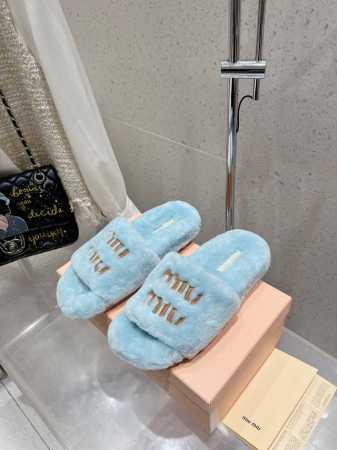 出厂 MiuMiu缪缪 miu家2024秋冬新品 专柜最新爆款毛毛拖鞋系列 火爆毛毛款拖鞋 今年主推款 上脚精致小巧，百搭好看，舒适又优雅，时尚 简约高级 随意 - 点击图像关闭