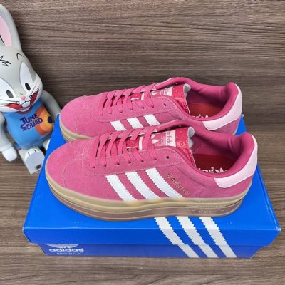 顶级版本Adidas Originals Gazelle 舒适潮流厚底 耐磨防滑增高低帮红白板鞋。 货号: Id6997 包装:全套得物配件毒盒配纯棉袜子一副。